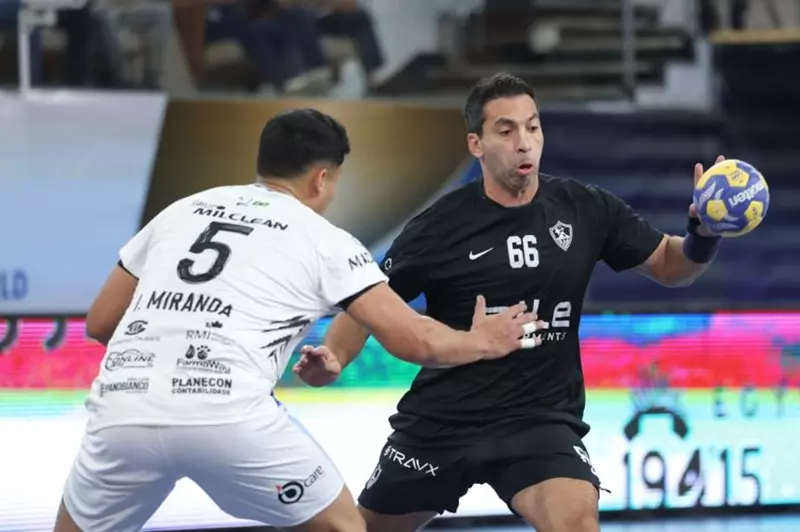 أحمد الأحمر لاعب كرة اليد بنادي الزمالك خلال مواجه
